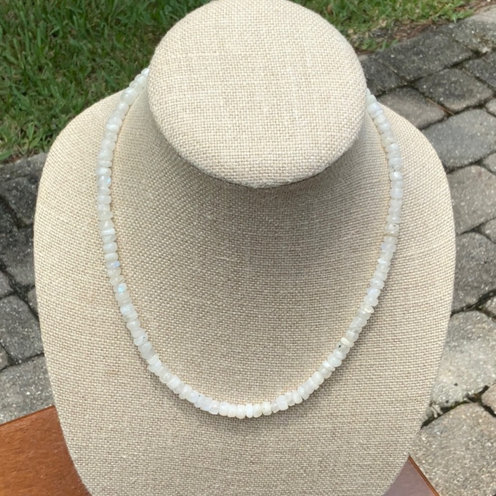 136 CT RAINBOW MOONSTONE NECKLACE, 21 INCHES LONG